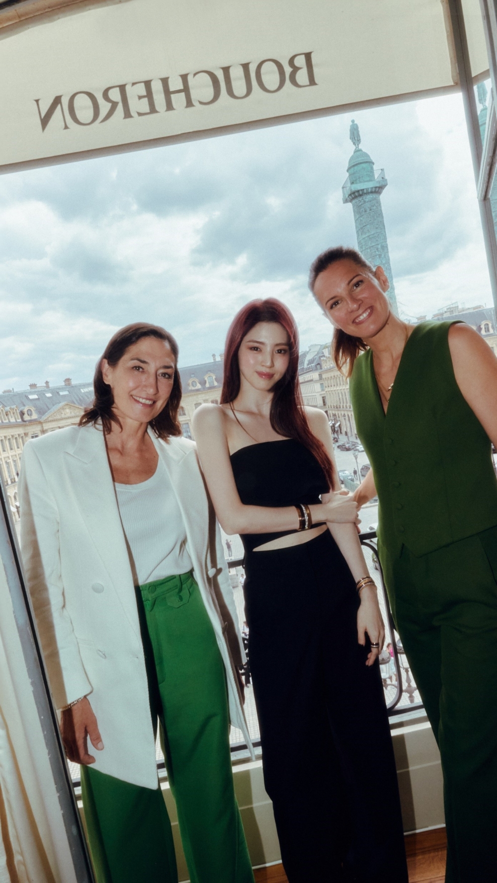 延續著她的個性風格穿搭。