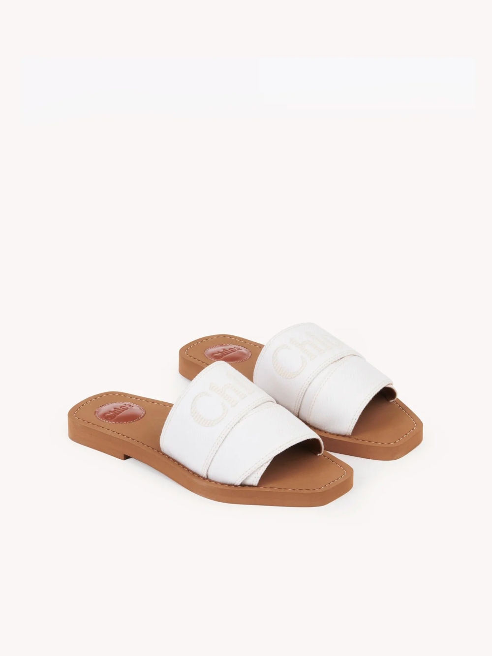白色配色的Chloé Woody Flat Mule。
