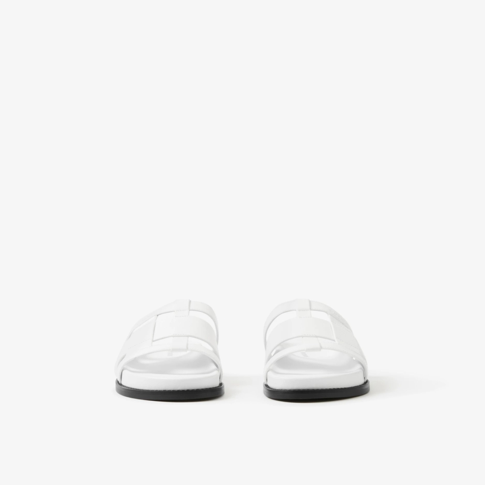 白色款式的Burberry Woven Leather Slides。