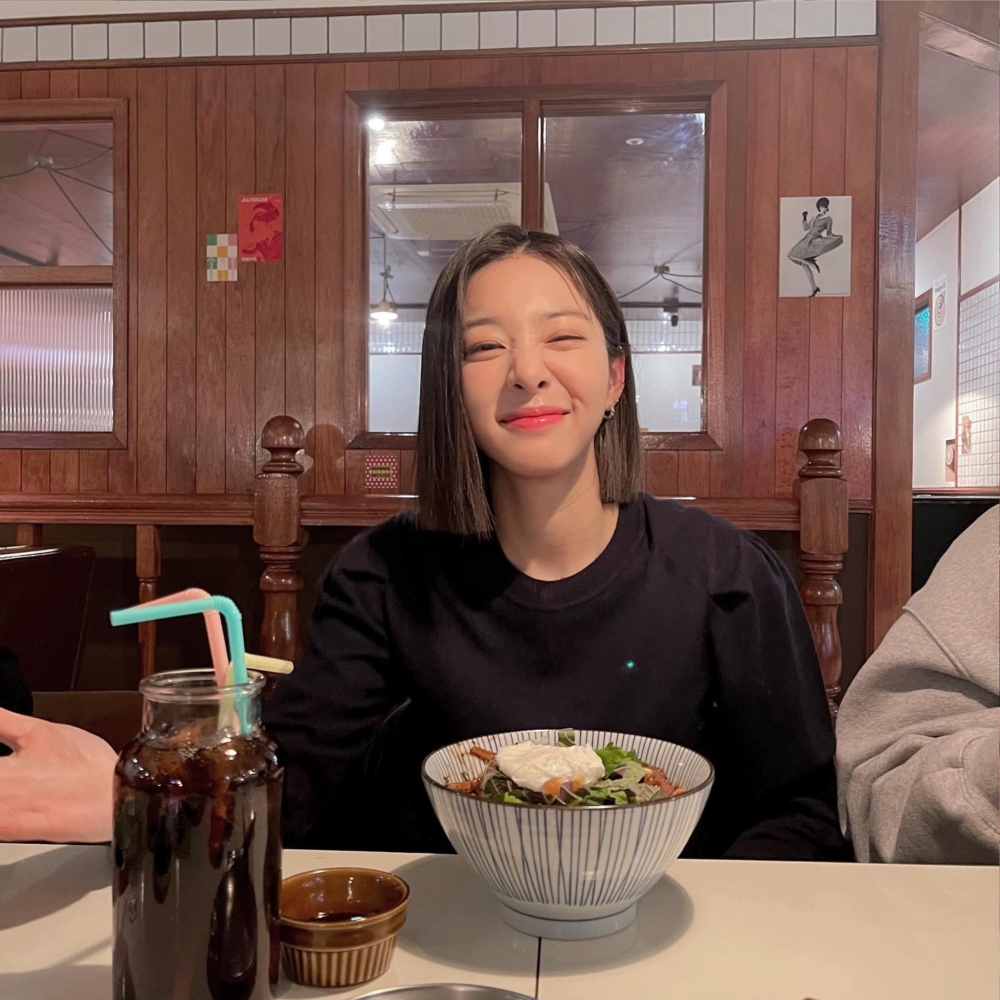 《社內相親》劇中飾演女二的「薛仁雅」一刀剪短髮成他的招牌