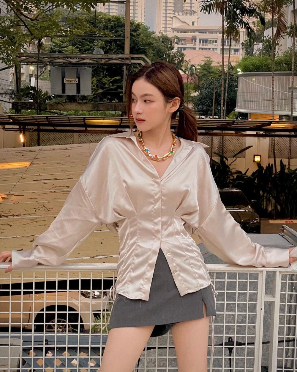 襯衫穿搭隨性灑脫的氣氛,拍起照也時髦