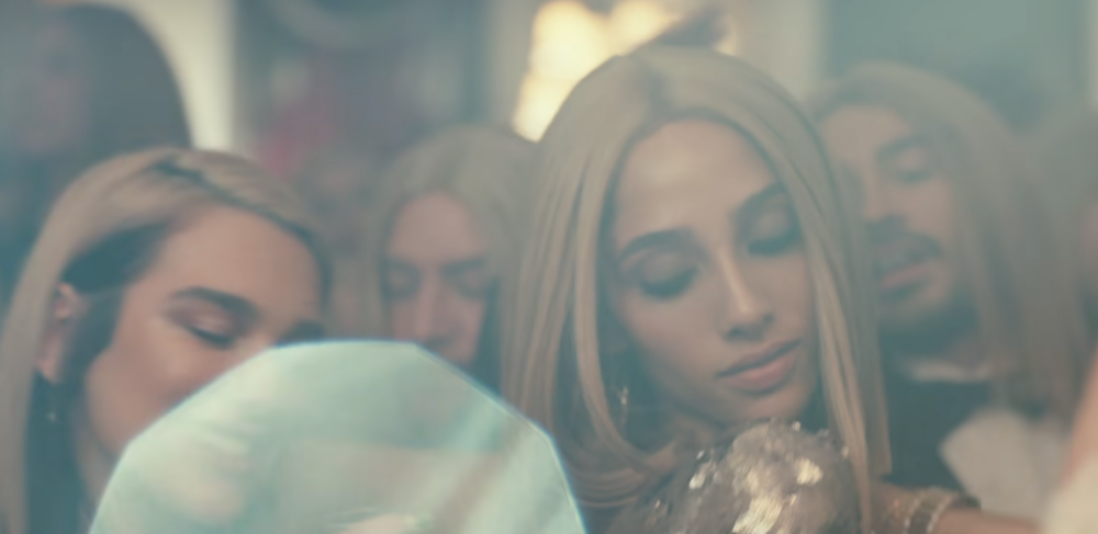 她出現在Dua Lipa的MV裡。