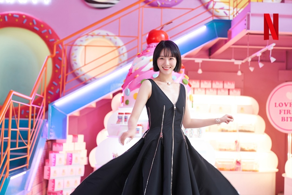 Alexander McQueen黑色拉鍊設計V領洋裝