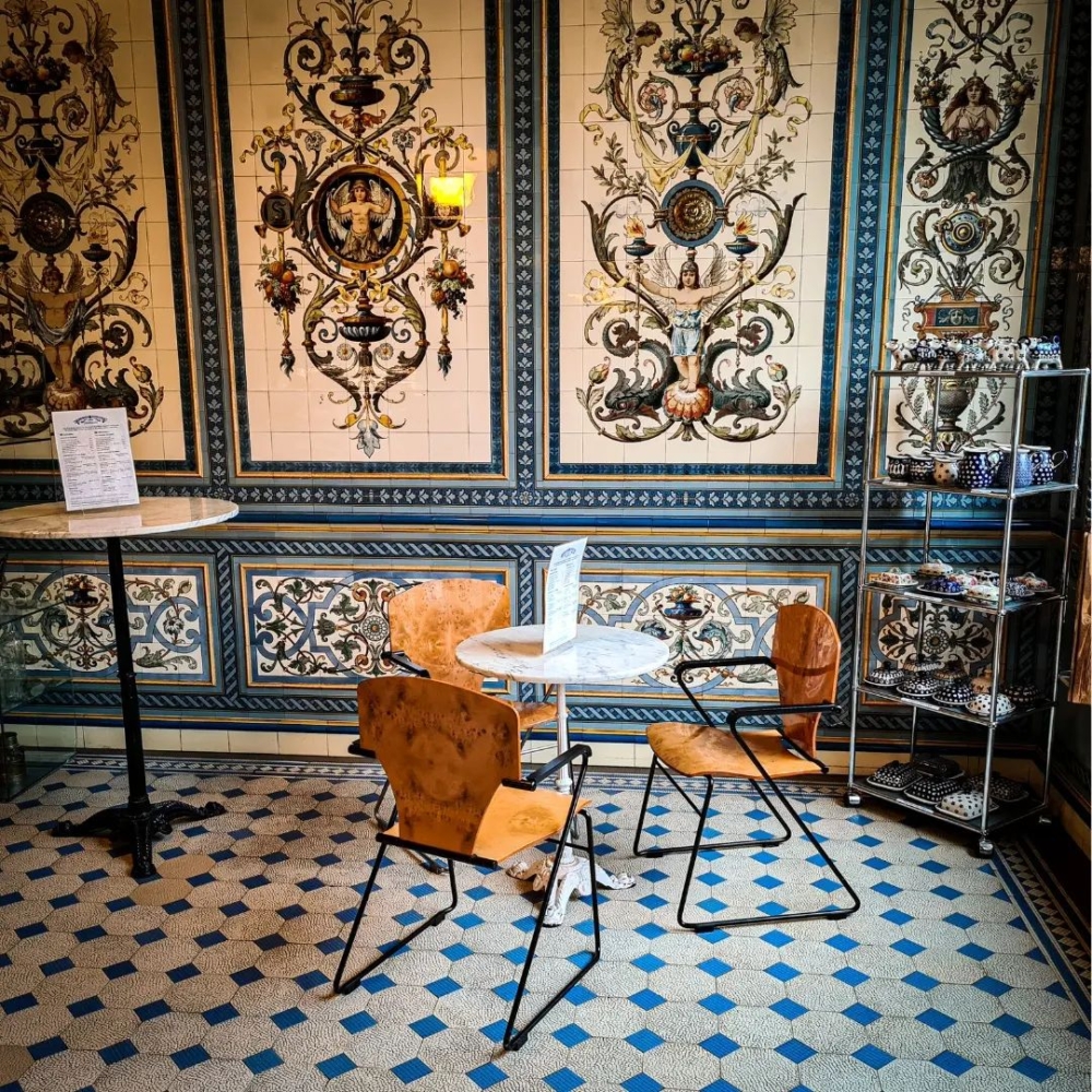 毗鄰房間的立桌讓訪客能小憩片刻