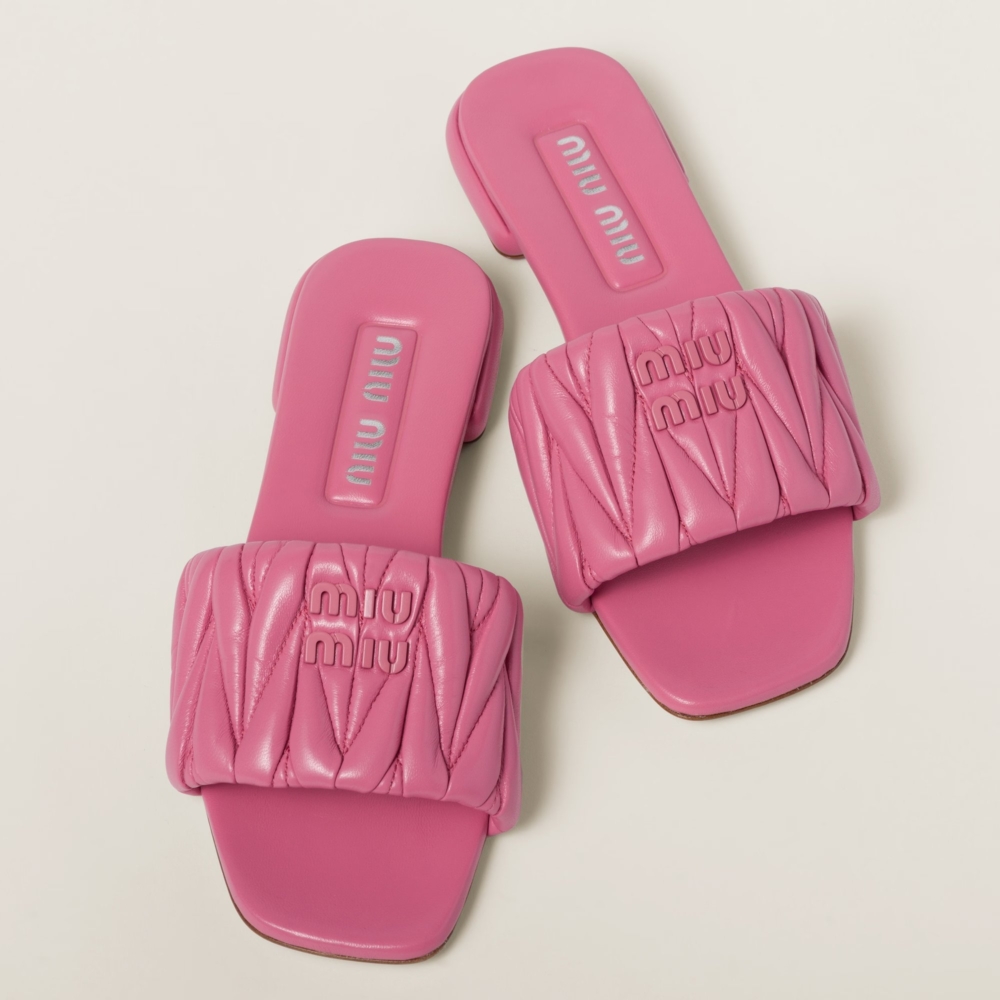 粉紅色的Miu Miu Matelassé Nappa Leather Slides,非常芭比。