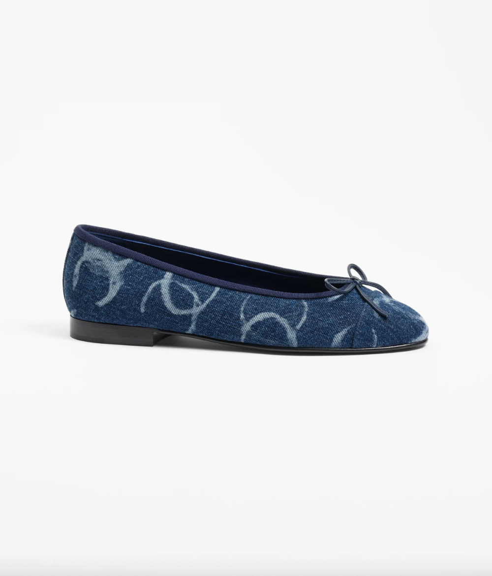 深色的Ballet Flats。