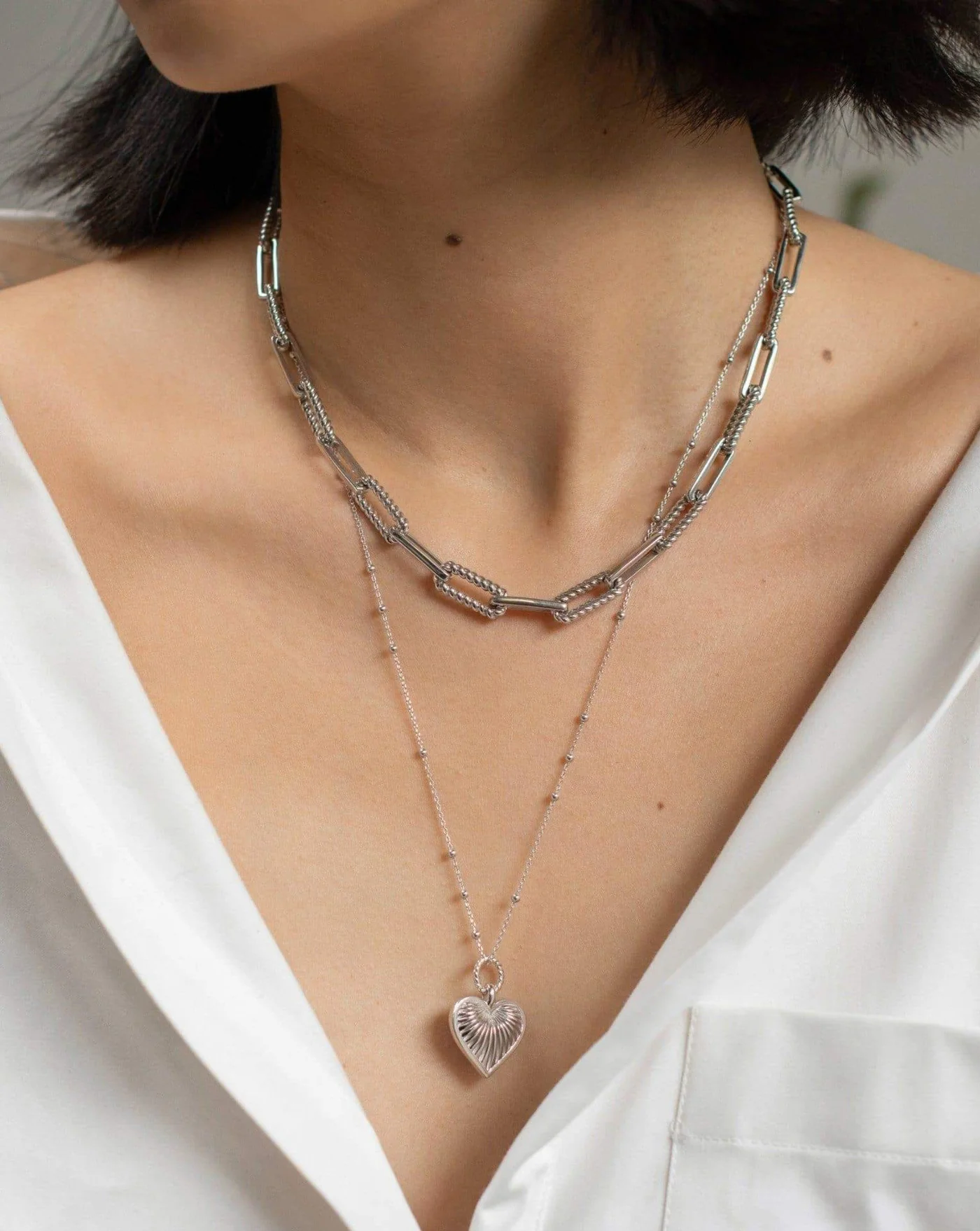 Ridge Heart Charm Necklace,銀色的款式。