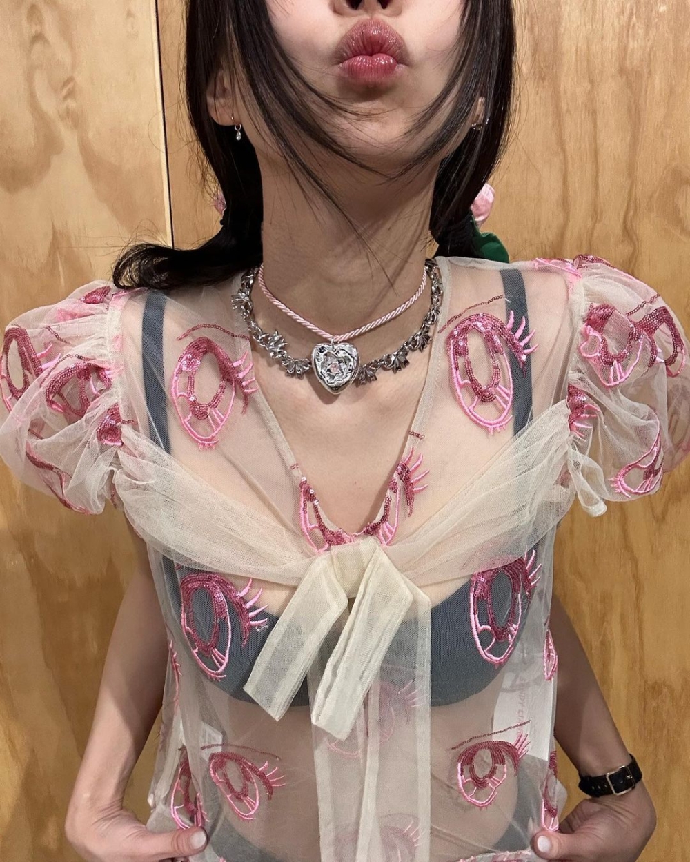 銀色愛心頸鏈Cadeau Necklace是由蝴蝶結串起