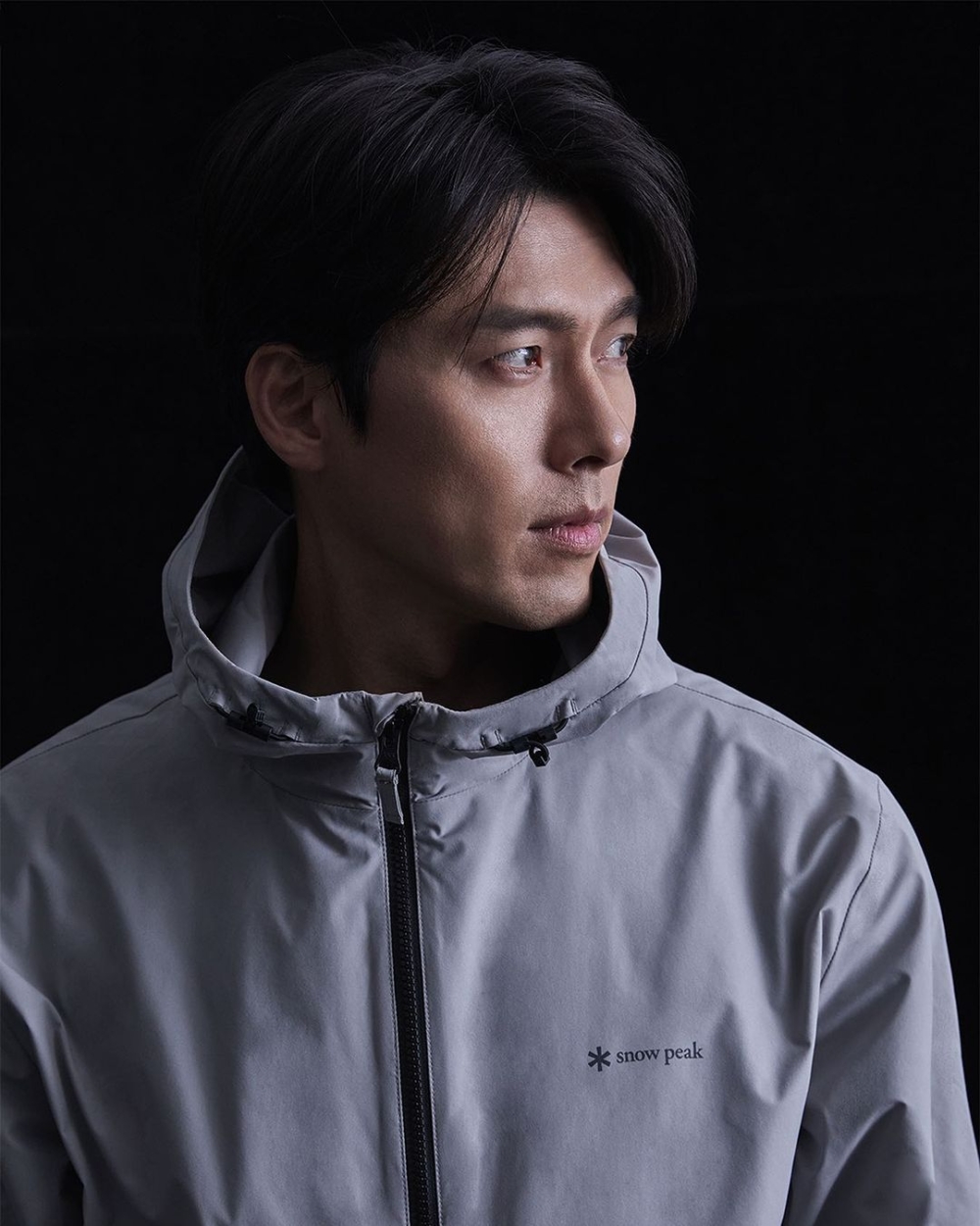 在形象照中展現時尚魅力。