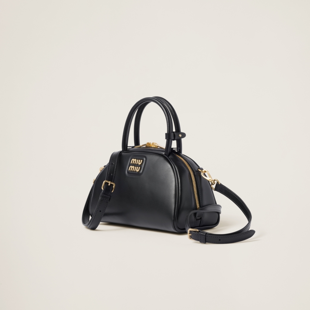 配有可調節及可拆卸式皮革肩背帶以及提把