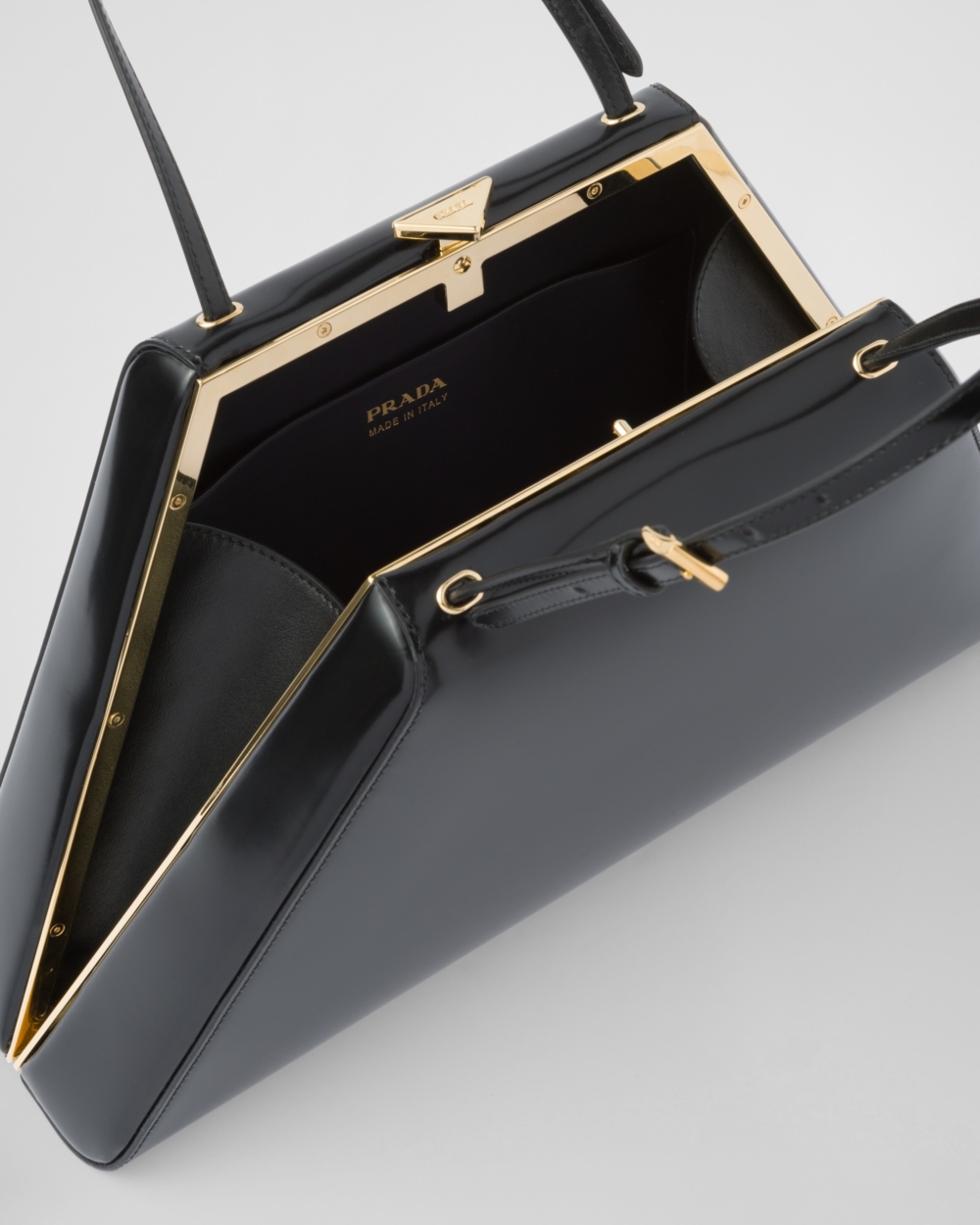 軟羊革內裡除了適中的空間外,設有貼袋