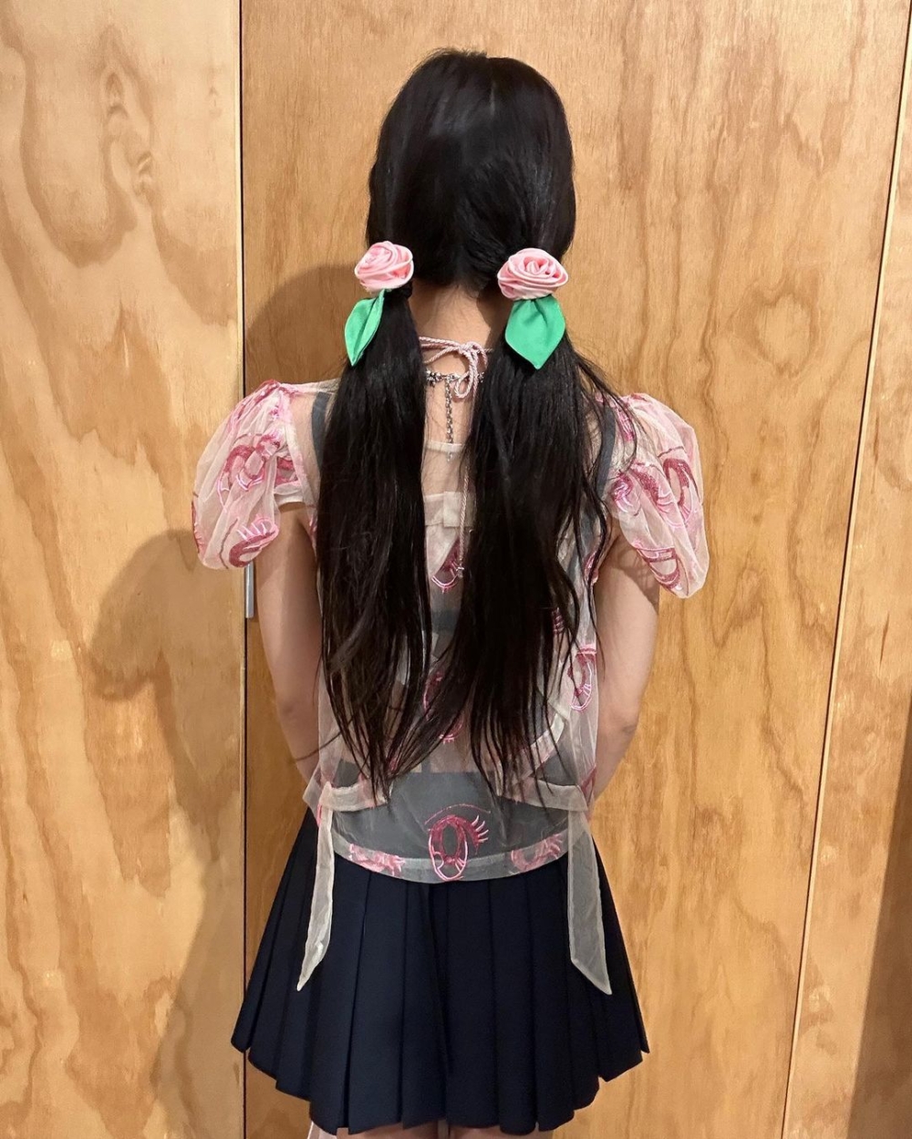 俏皮示範將粉色玫瑰Nana Chocker頸鏈化作髮飾