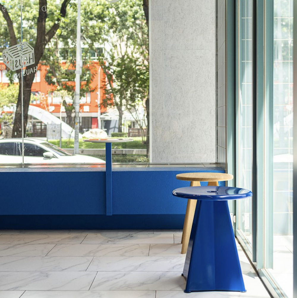 處處都能看見鈷藍色。