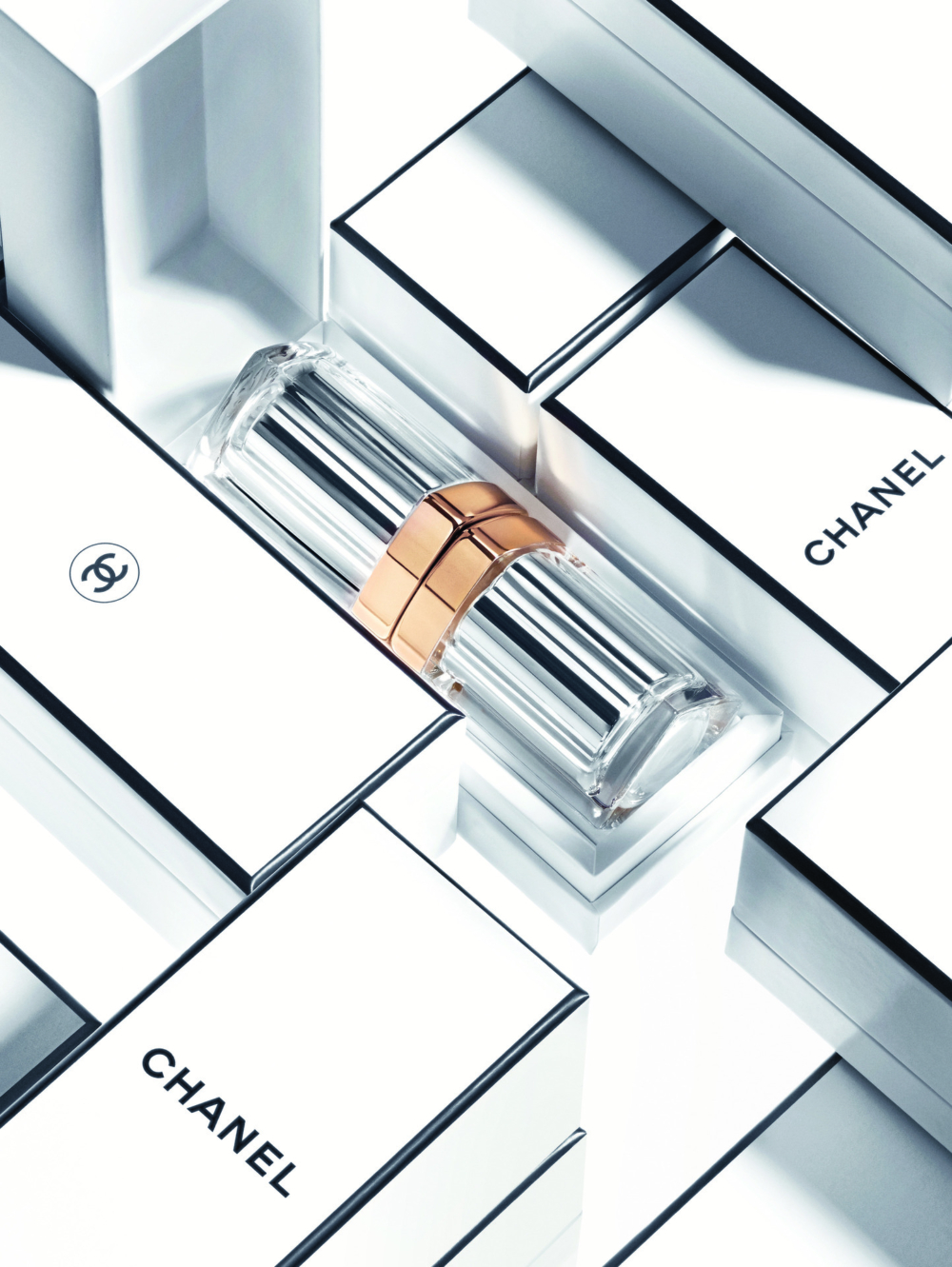 CHANEL首創奢華透明玻璃管身