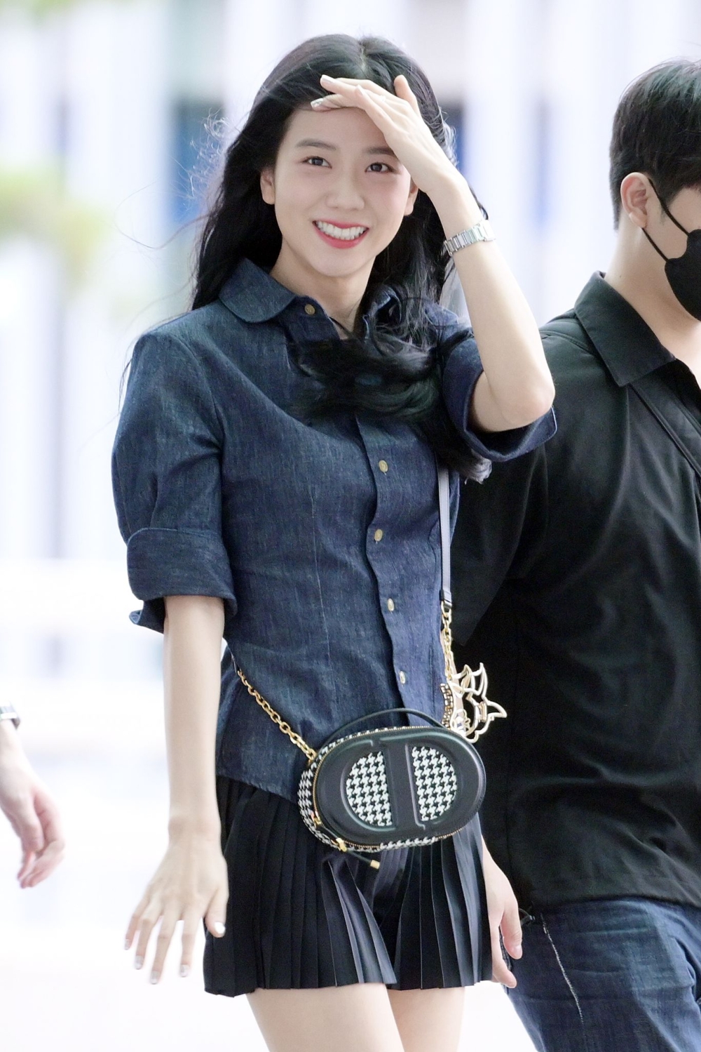 Jisoo更率先背上Dior CD Oval千鳥格紋相機包現身機場