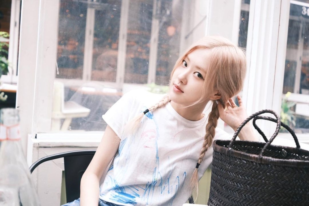 Rosé在紐約都揹著的手工編織皮革手袋。