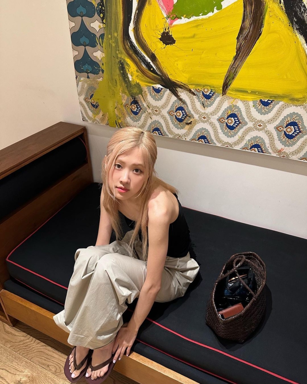 在她新分享的照片中,我們可以看見這款手袋多次出現。