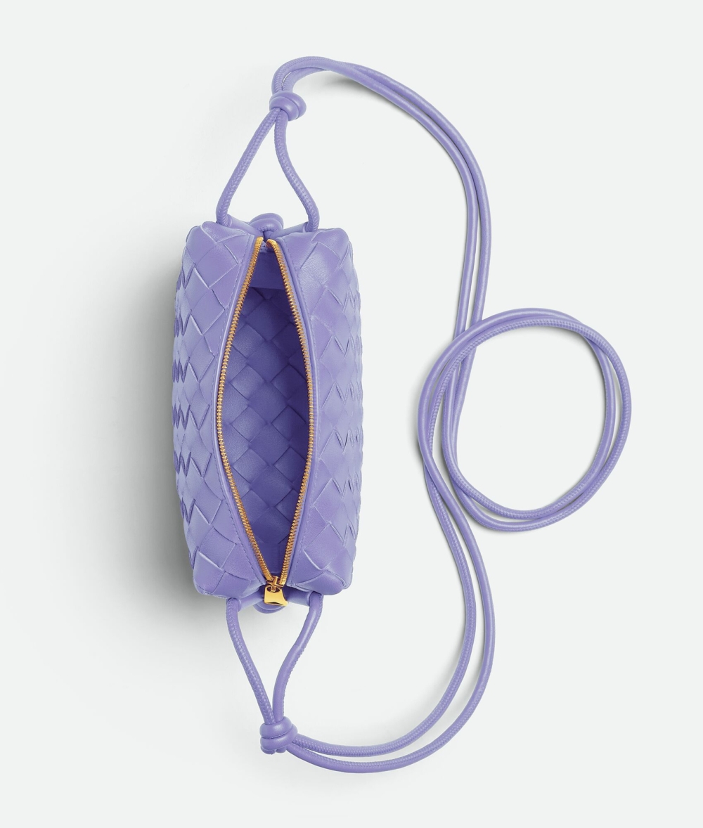 袋身搭配著細揹帶。