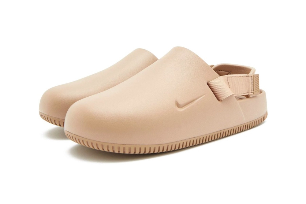 Nike為Calm Mule側邊和鞋底都帶有小巧的Nike Swoosh壓紋細節