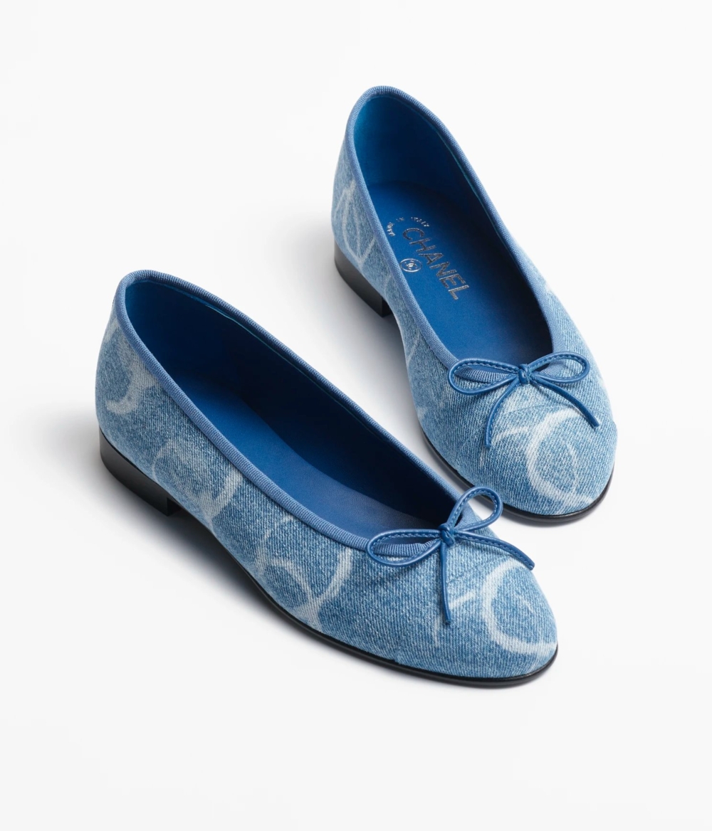 淺色的Ballet Flats。