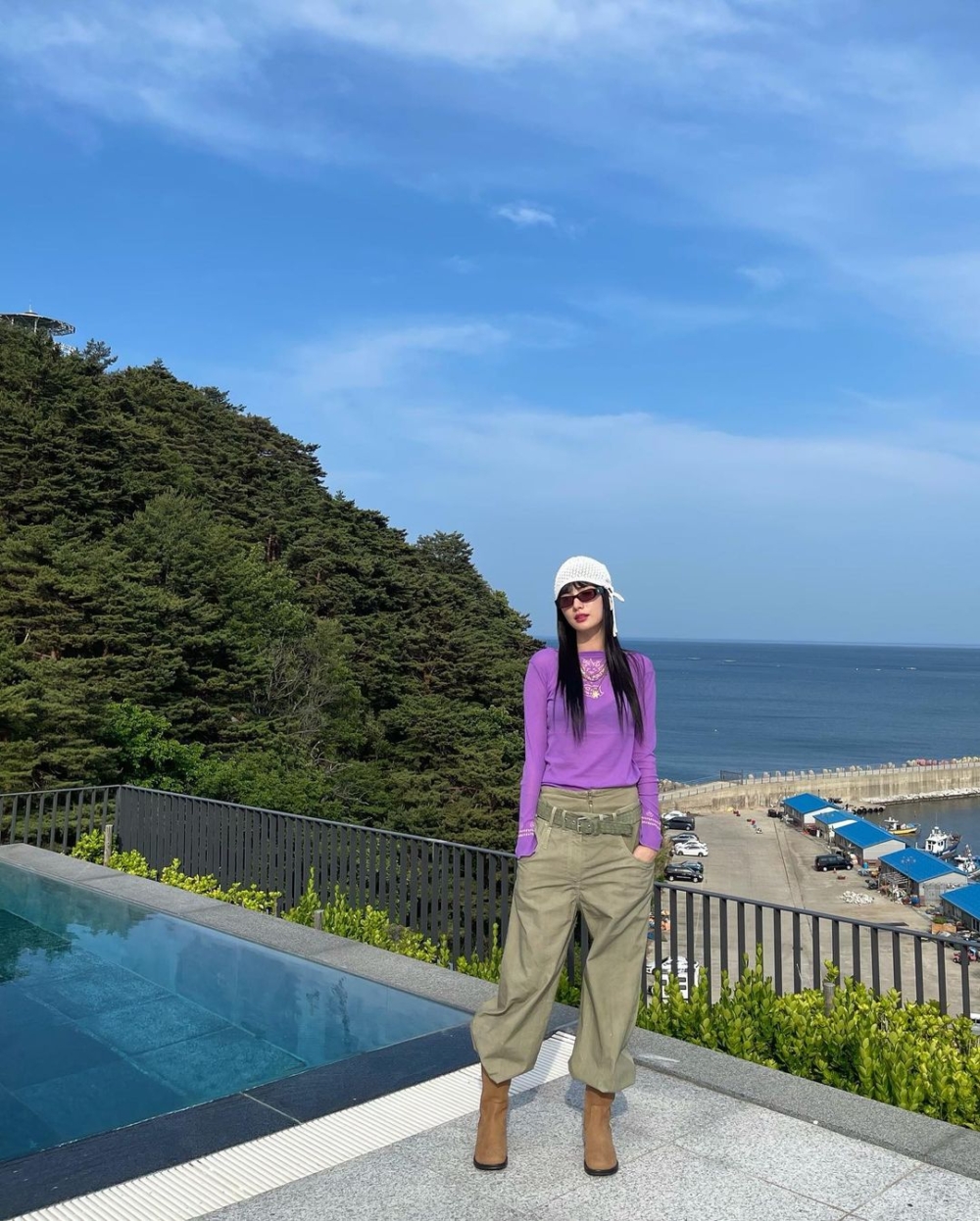 不好駕馭的紫色上衣搭配工裝褲十分搶眼