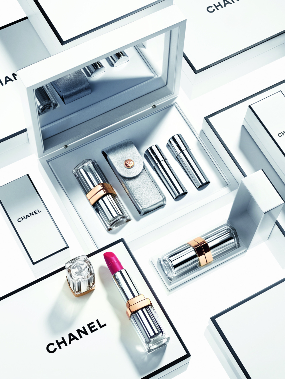 白漆木唇膏盒內有巴黎康朋街31 號唇膏及2件補充裝。當中附帶黑色、白色或銀色的皮套