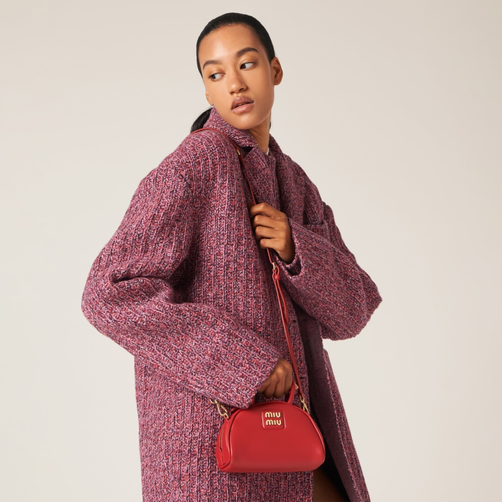 只需簡簡單單搭配上一件連身裙就顯得俏麗可愛