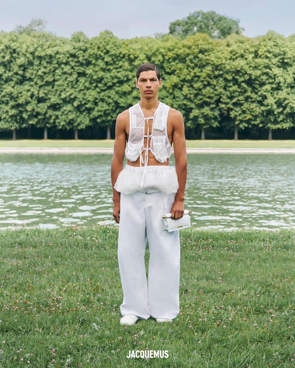 Jacquemus「Take-out clutch」手袋具有折疊蓋和磁性內部暗扣