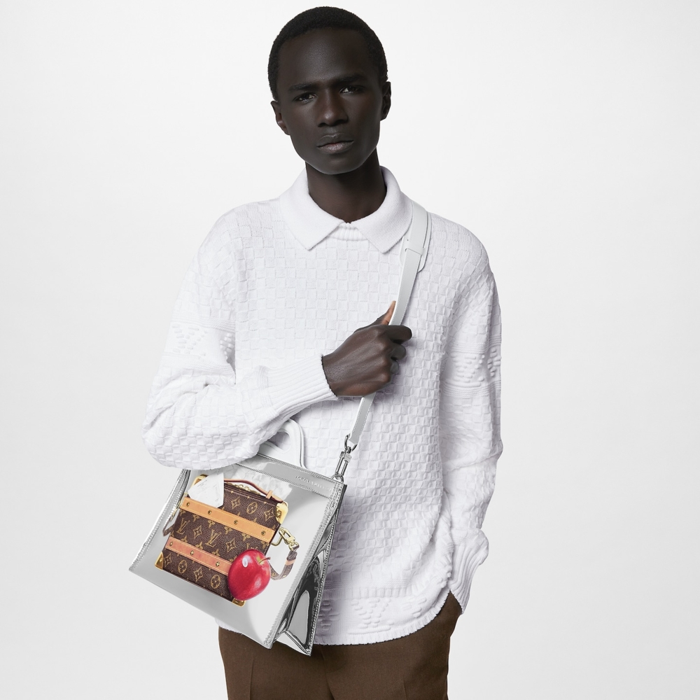 正面綴以超像真Handle Soft Trunk及蘋果印花圖案