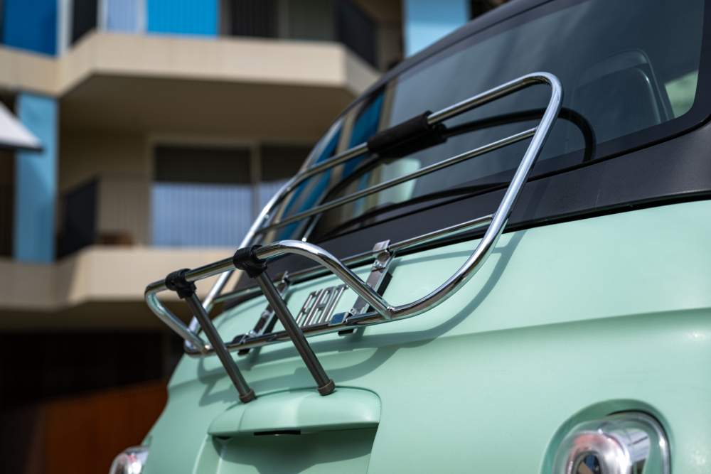 後方有可以放置行李箱的收納架。