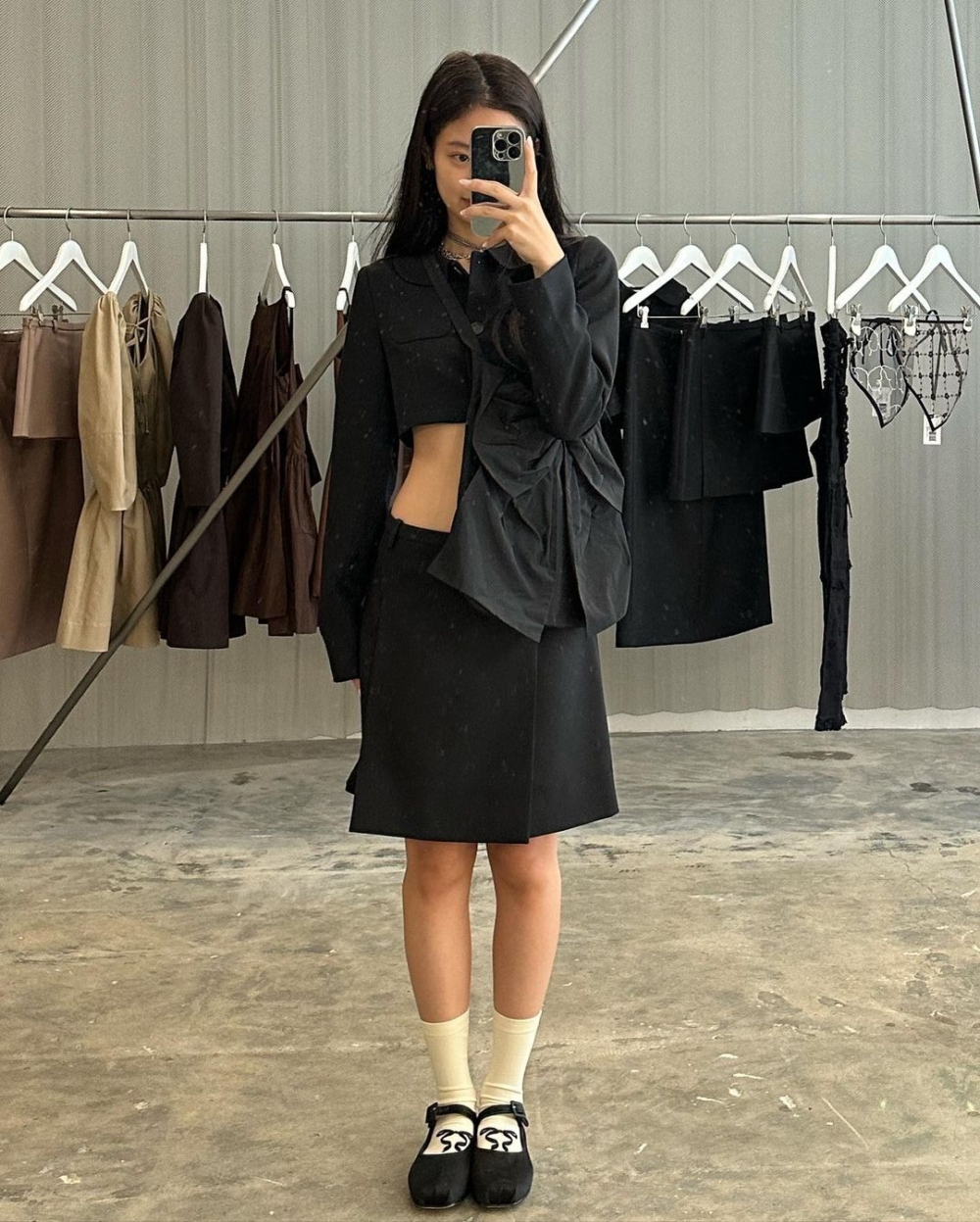 腳上的白色襪子以及 Mary Jane Pointe In Black Satin青春洋溢還可甜可辣