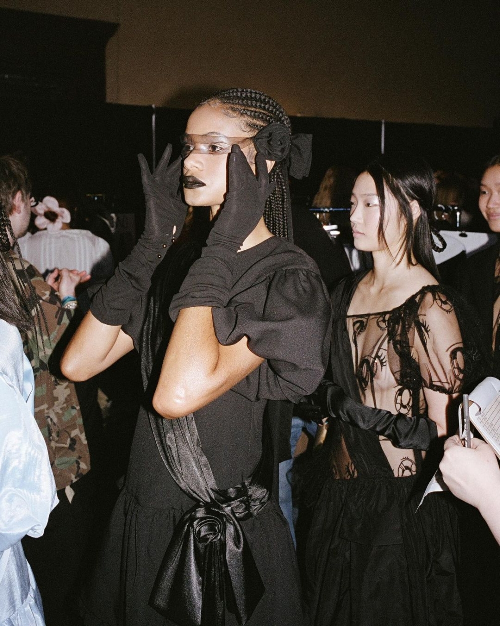 Sandy Liang融入拼接設計,以蕾絲、澎袖、緞帶、蝴蝶結