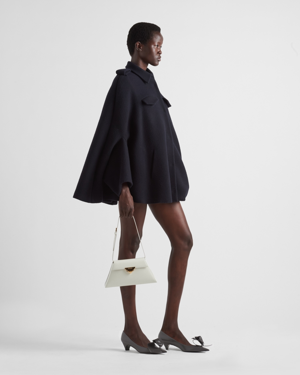 採用品牌標誌性的亮面皮革