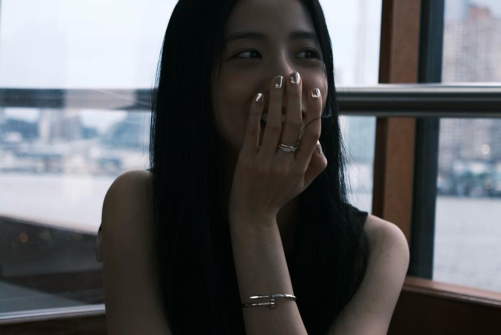 Jisoo一身黑衣搭配銀色手飾以及美甲