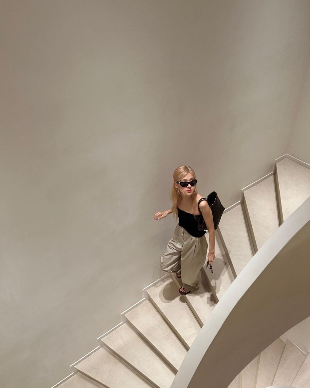 低調的設計搭配在穿搭中非常時髦。