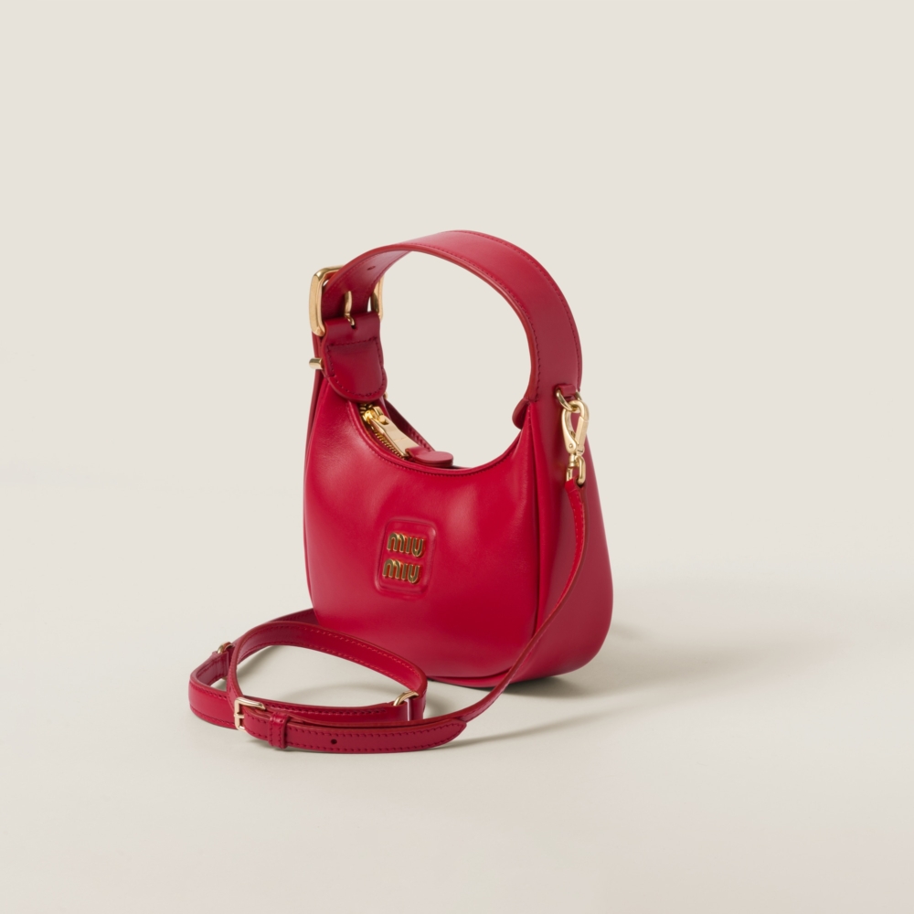 2023秋冬Miu Miu 新手袋:Miu Miu皮革半月形手袋Leather hobo bag紅色