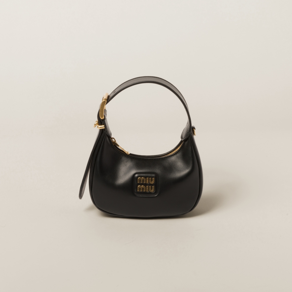 2023秋冬Miu Miu 新手袋:Miu Miu皮革半月形手袋Leather hobo bag黑色