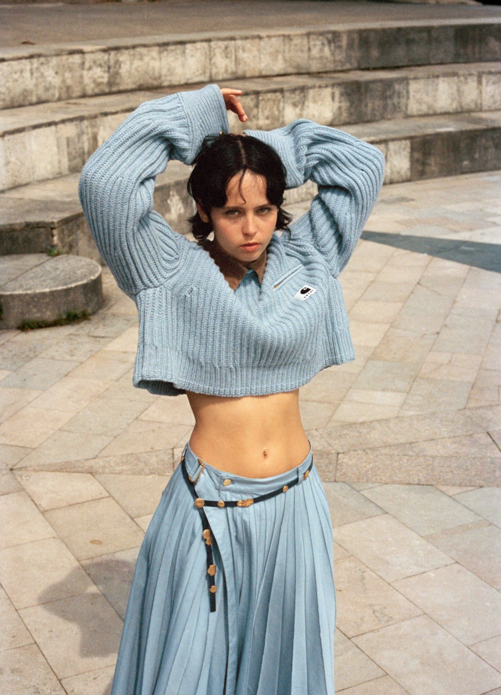 雅緻的淡藍色厚重的針織材料單品也格外顯溫柔