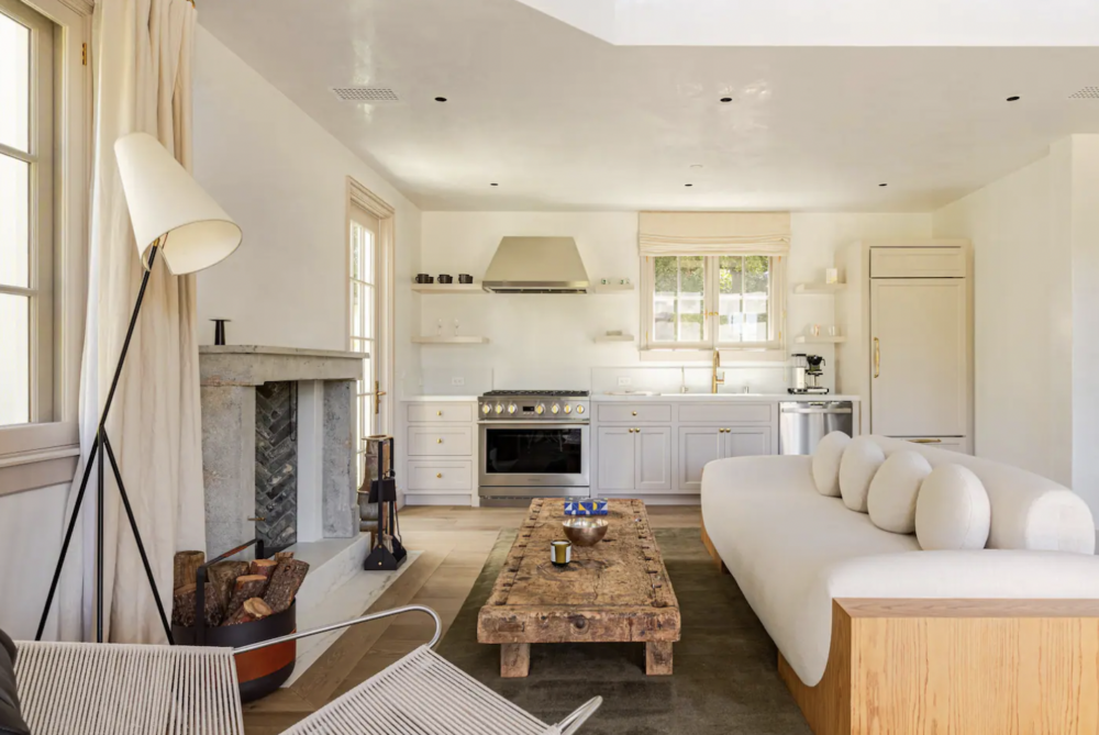 度假屋內的以白色為主色調。