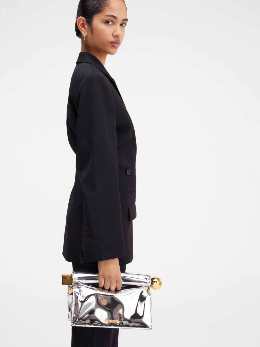 外形神似外帶盒的手拿包「Take-out clutch」正是來自Fall 2023「Le Chouchou」的新設計