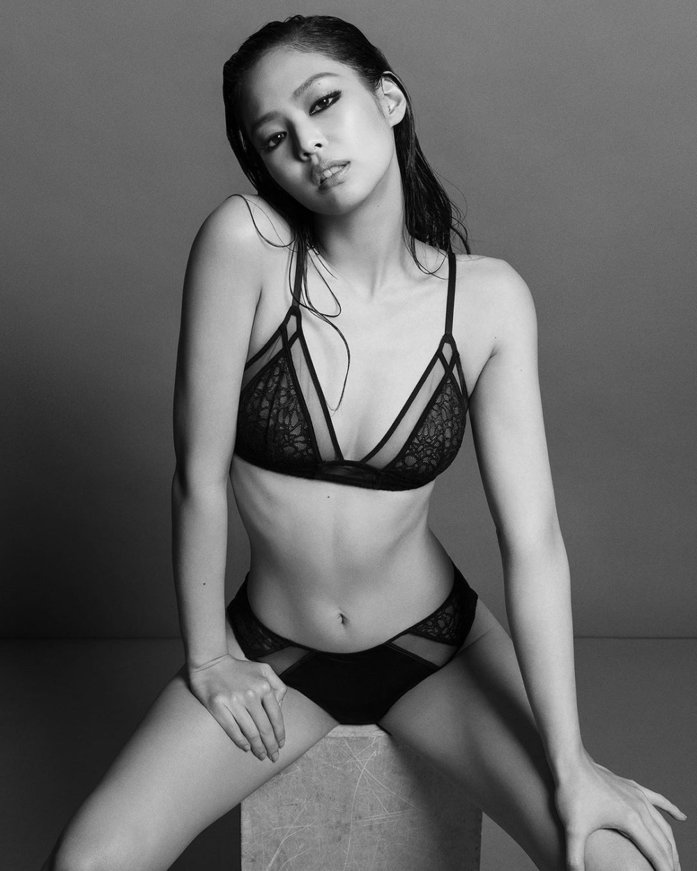 Jennie以性感姿態出鏡形象照。