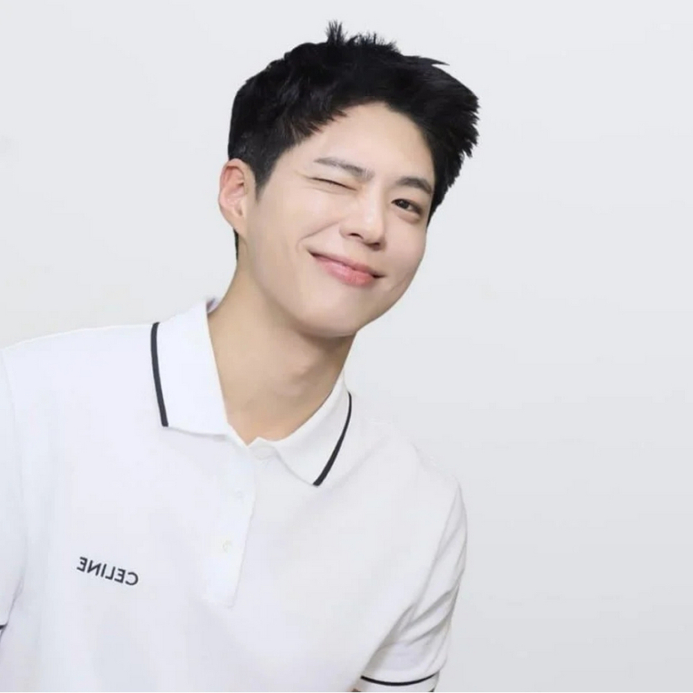 俏皮眨眼的連拍照。