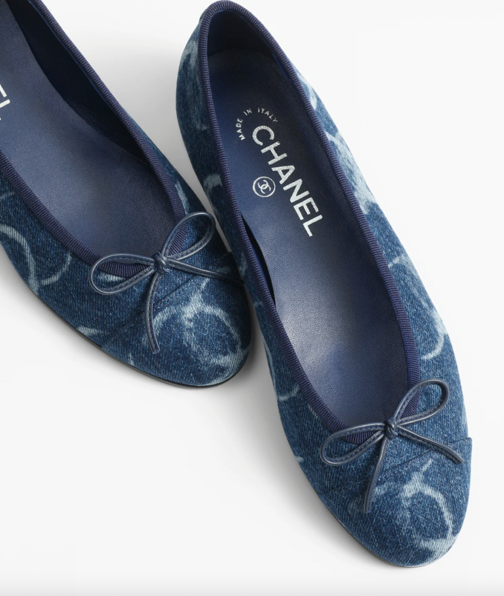 深色的Ballet Flats。