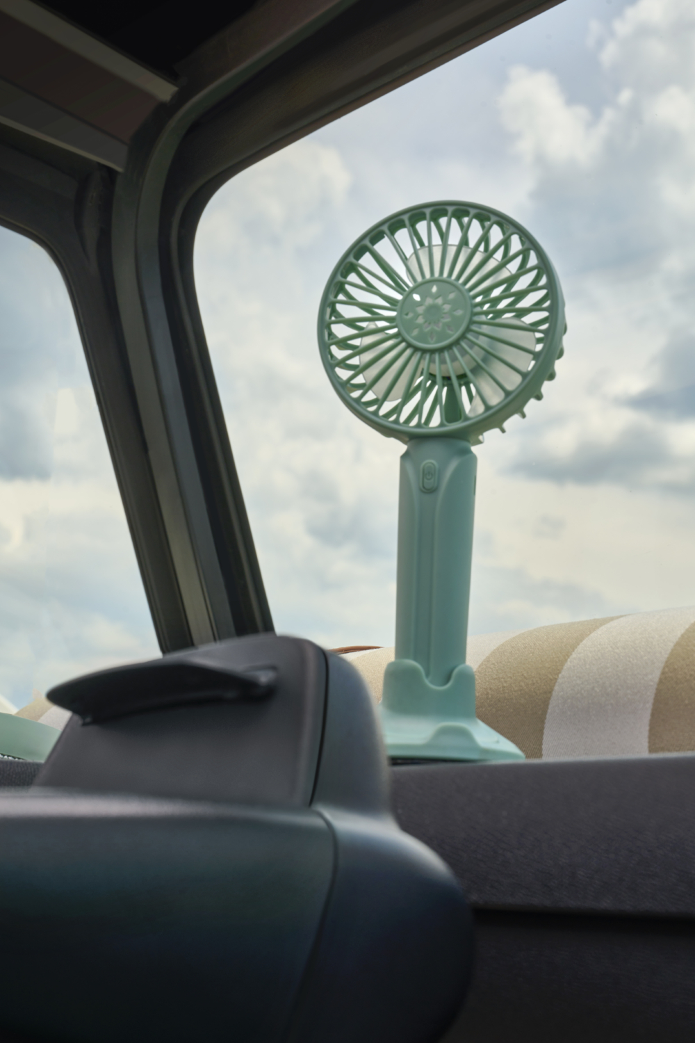 車內的電風扇。