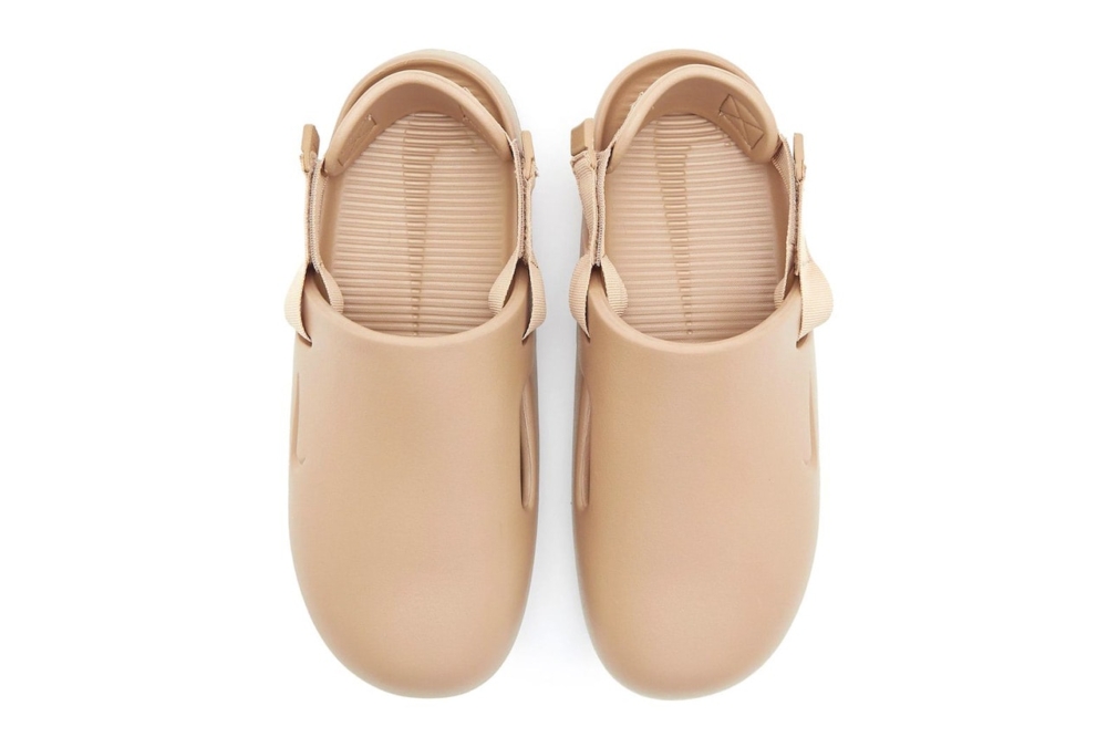 Nike穆勒鞋Calm Mule側邊和鞋底都帶有小巧的Nike Swoosh壓紋細節