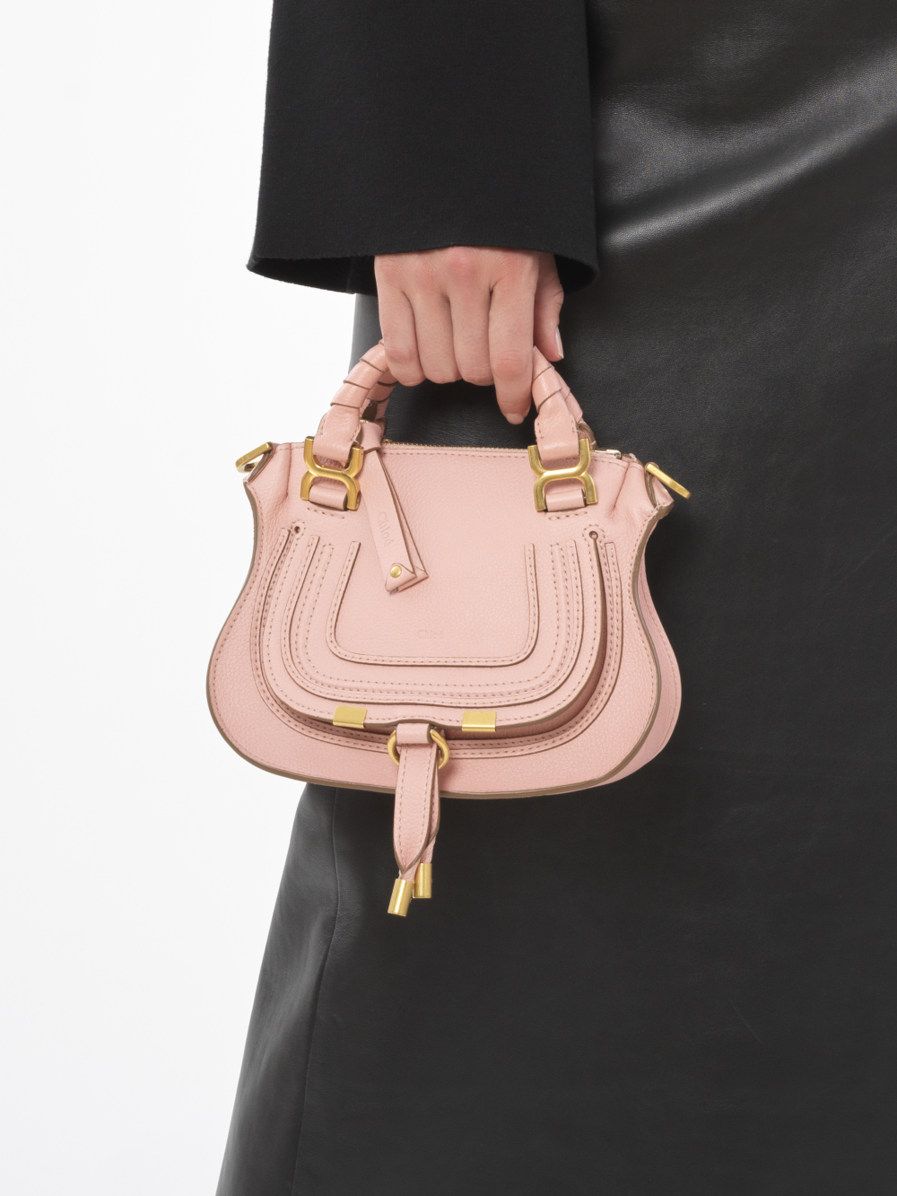 這次在Chloé新季中登場的「綻放粉」手袋、銀包溫柔的讓人陶醉不已。