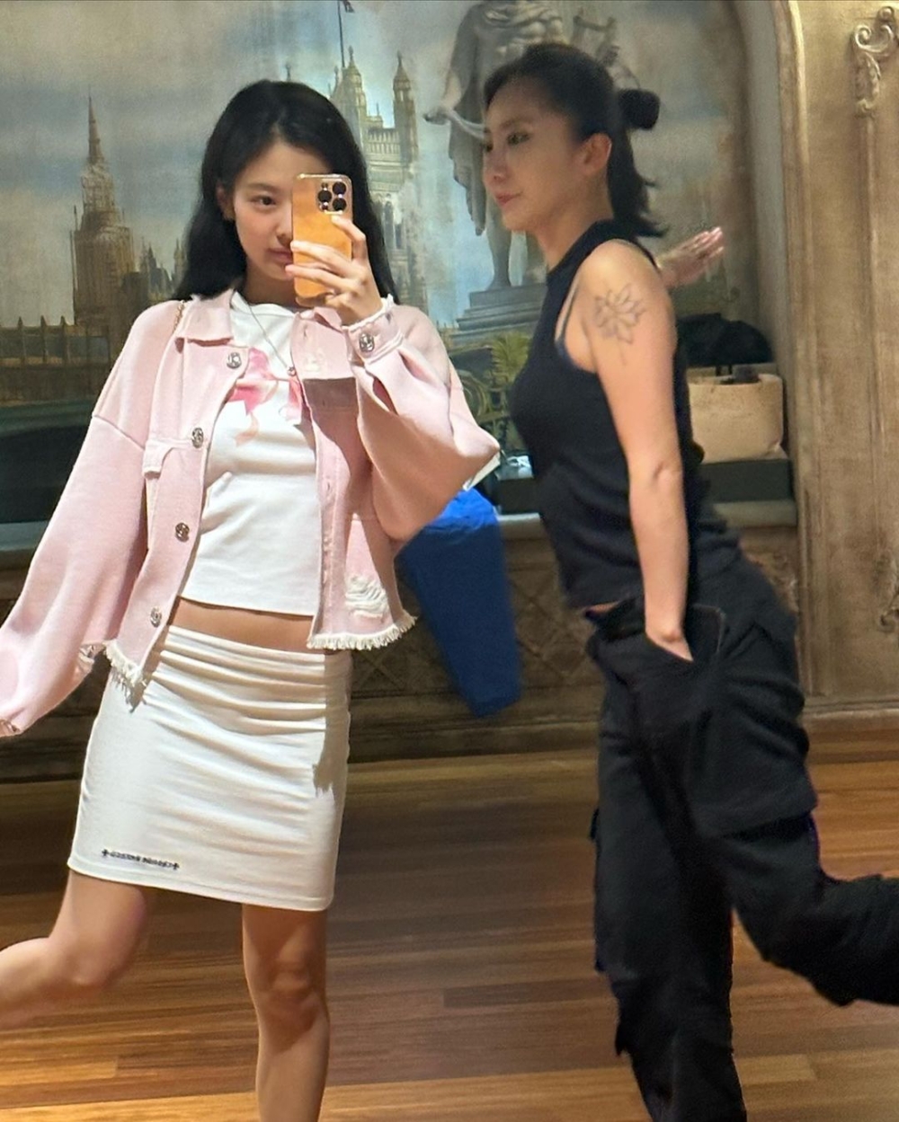 身穿粉色Barrie粉紅色流蘇邊飾針織外套