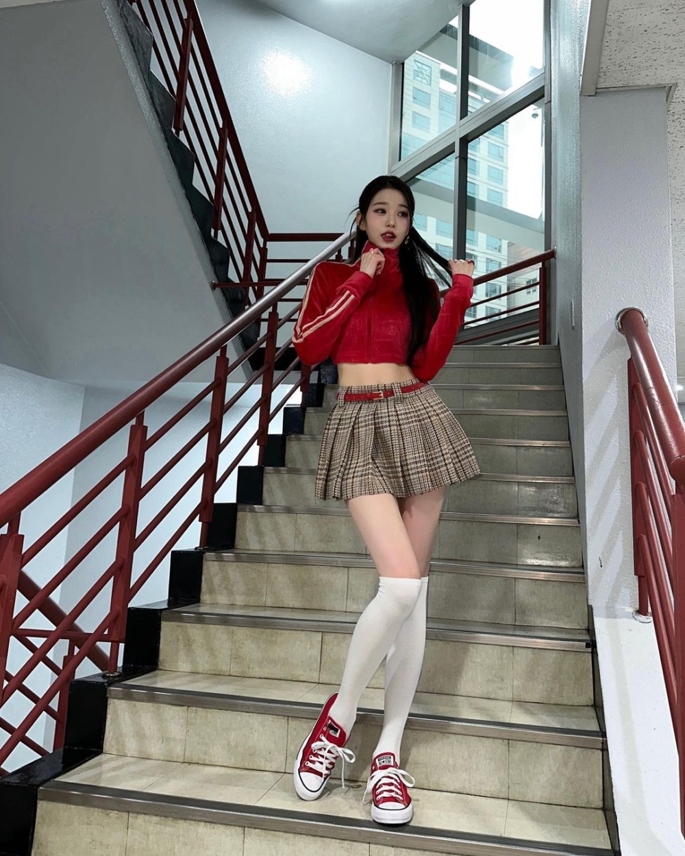 張員瑛這一身紅白棕色的百摺網球裙相當搶眼