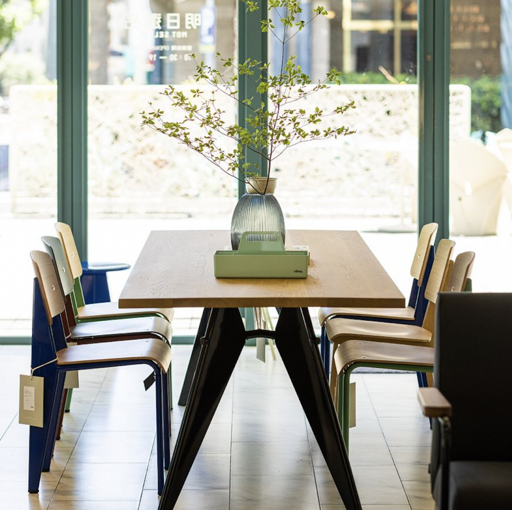 你能在店內坐在Jean Prouvé的經典之作上。