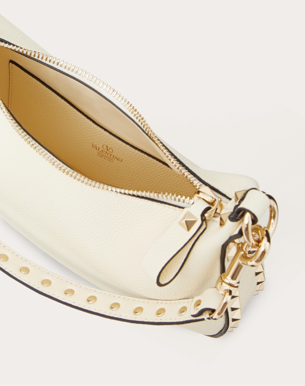 配有拉鍊開合以及可拆卸的背帶